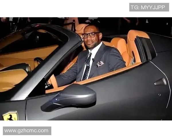 足球明星们的豪华座驾与绿茵场上的辉煌瞬间相得益彰的精彩瞬间 足球明星们的豪华座驾与绿茵场上的辉煌瞬间相得益彰的精彩瞬间